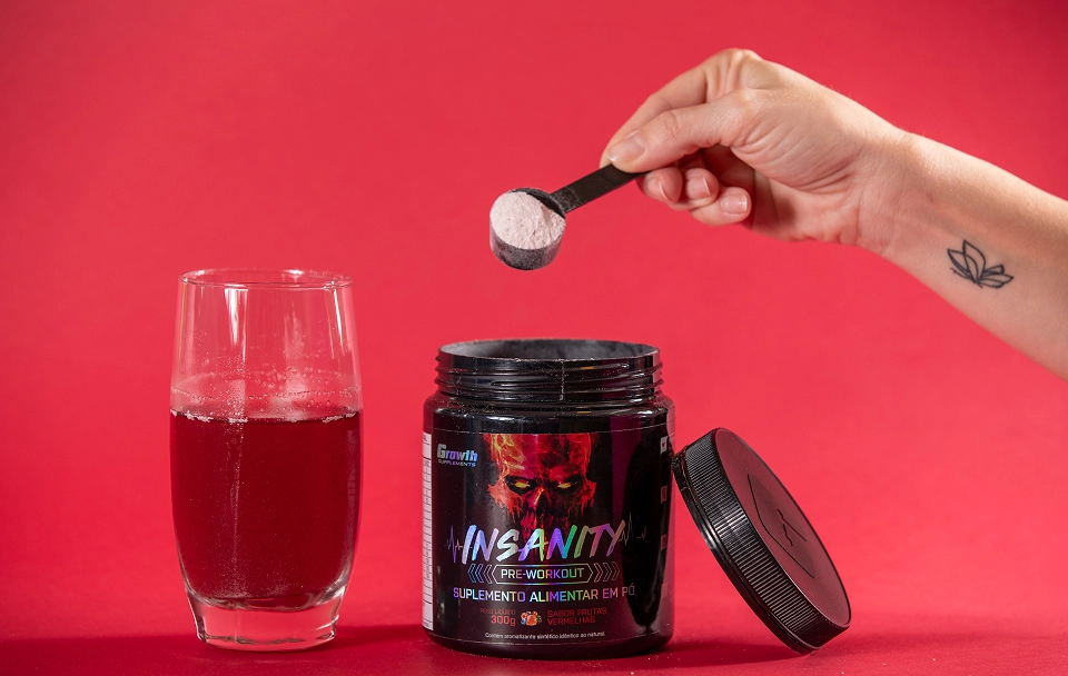 GROWTH SUPPLEMENTS - Embalagens de Daily Whey Baunilha 400g e 800g em balcão de cozinha