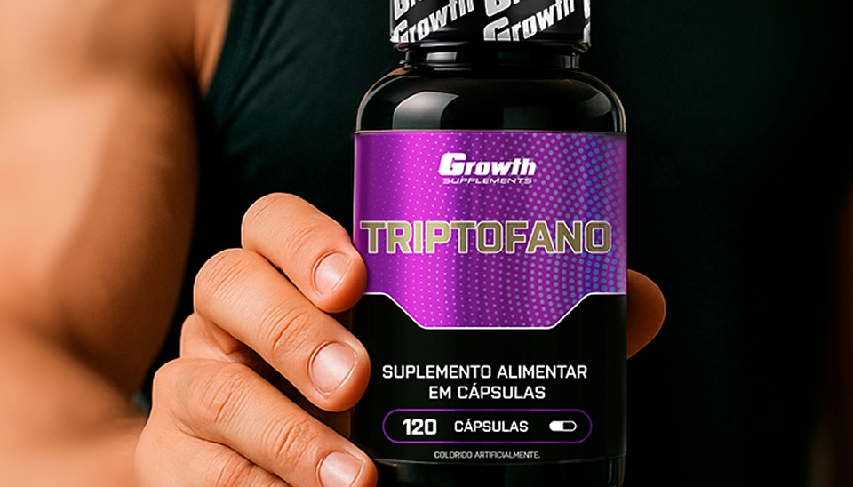Uma mão segurando o Triptofano 120 caps - Growth Supplements