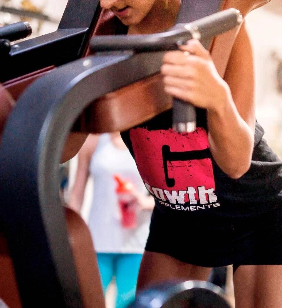 Luiza Cosso Bikini PRO, dentro de uma academia praticando exercícios
