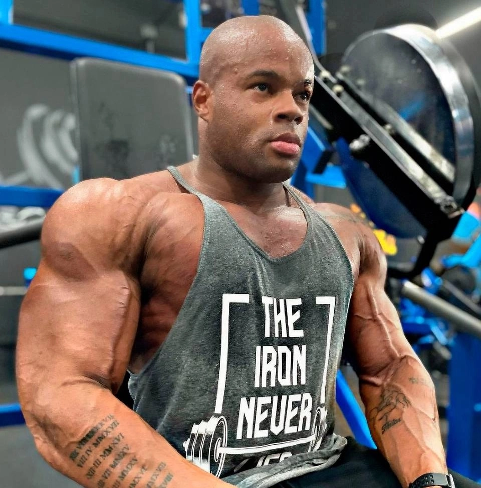 Eduardo Edoc Classic Physique PRO, praticando exercícios em uma academia