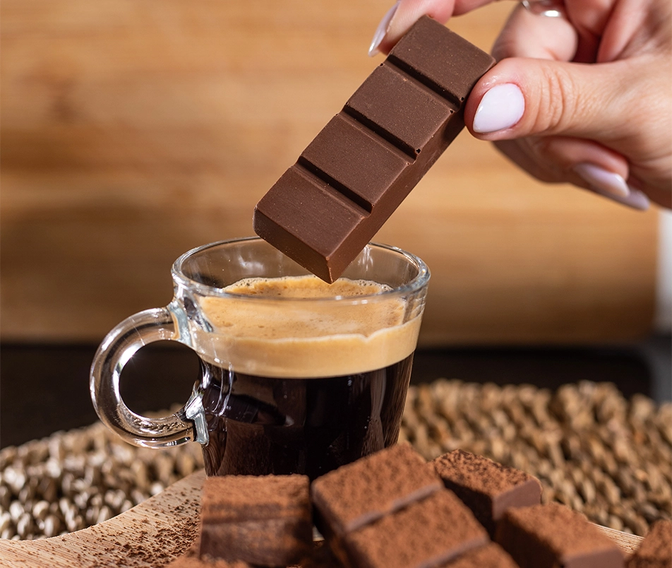 GROWTH SUPPLEMENTS - Chocolate Growth com Whey Protein sendo colocado em uma xícara de café