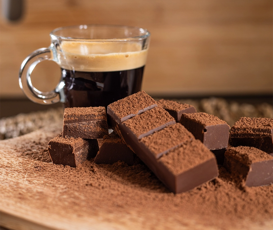 GROWTH SUPPLEMENTS - Chocolate Growth com Whey Protein em frente a uma xícara de café