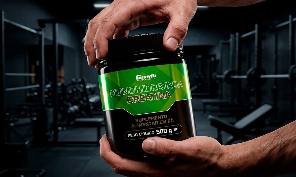 Uma pessoa com uma Creatina Monohidratada 500g Growth supplements dentro de uma academia