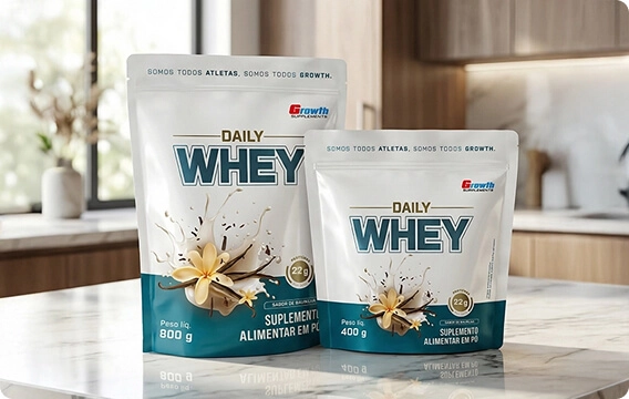 GROWTH SUPPLEMENTS - Embalagens de Daily Whey Baunilha 400g e 800g em balcão de cozinha