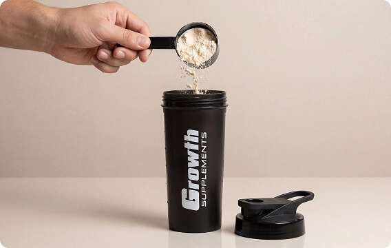 GROWTH SUPPLEMENTS - Embalagens de Daily Whey Baunilha 400g e 800g em balcão de cozinha