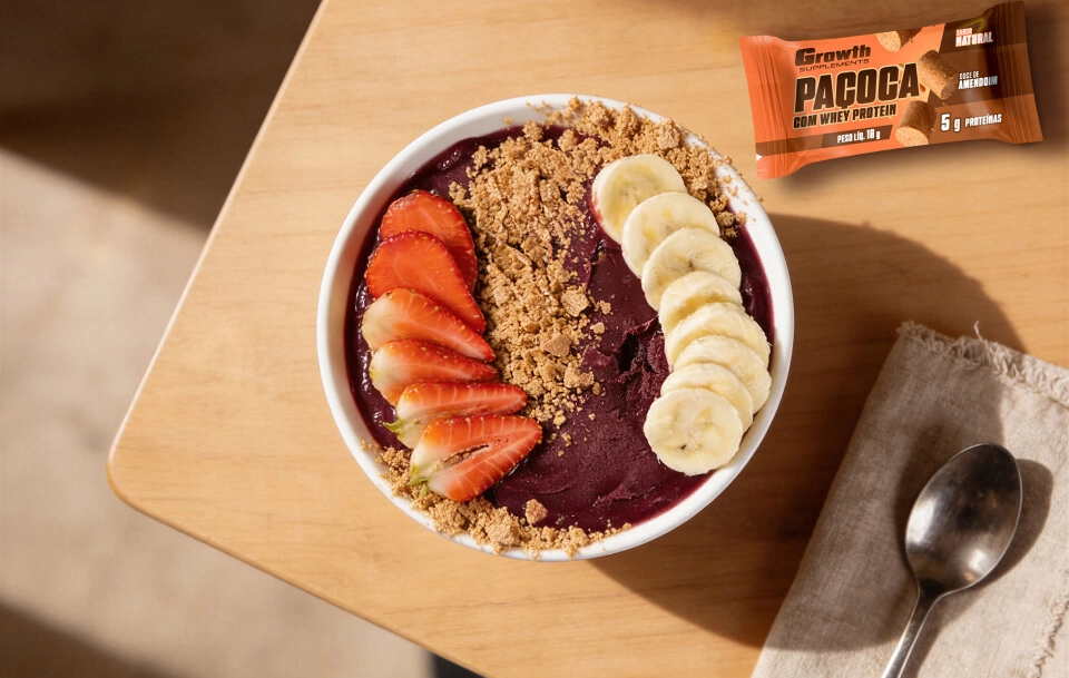 Paçoca Growth Supplements com açai ao lado de uma colher